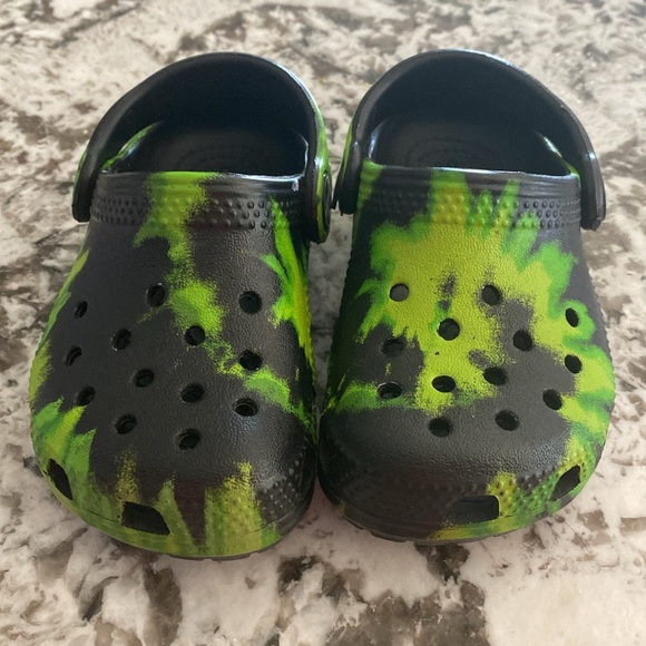 Crocs Black & Green Tie Dye Clogs - Picture 4 of 6